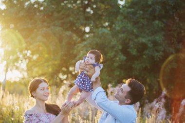 gün batımında mutlu bir aile