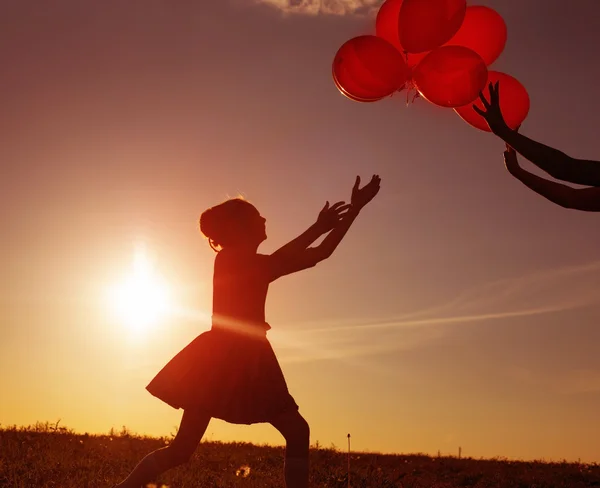 Menina com balões ao ar livre — Fotografia de Stock