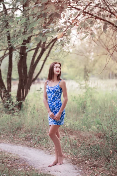 Beautiful girl in a summer park — Stock Photo, Image