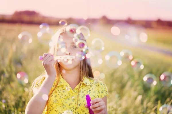 Щаслива дівчина з мильними бульбашками — стокове фото