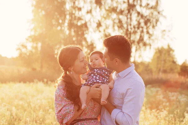 Lycklig familj utomhus — Stockfoto