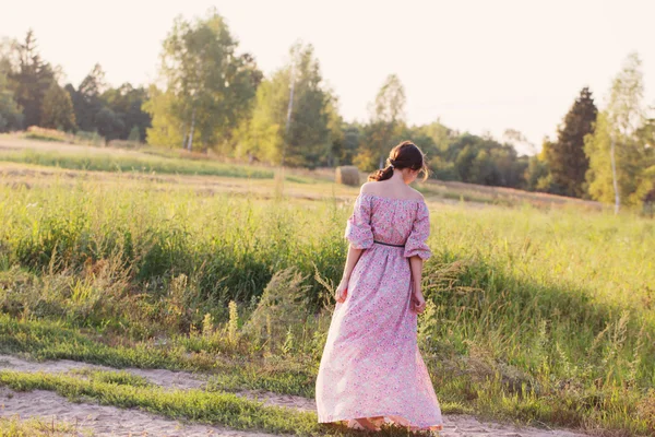 Krásy dívka v poli — Stock fotografie