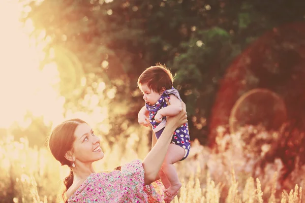 Baby met moeder buiten — Stockfoto