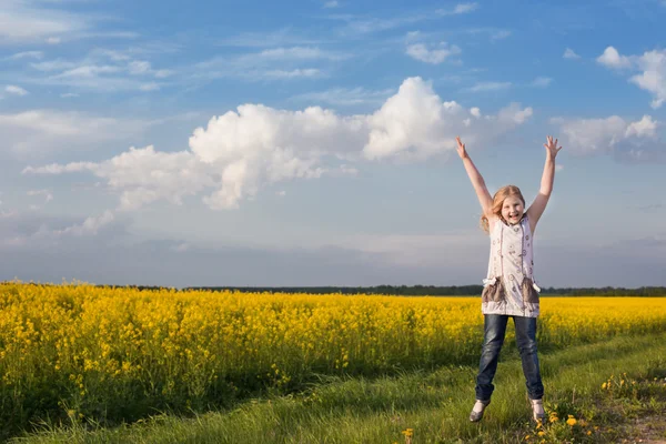 Saltando menina no campo de estupro — Fotografia de Stock