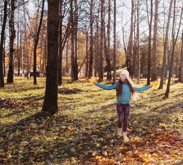 Ragazza felice con foglie autunnali — Foto Stock