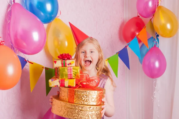 Födelsedagsbarnet och gåvor — Stockfoto