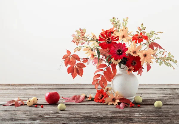 Bodegón con flores y hojas de otoño —  Fotos de Stock