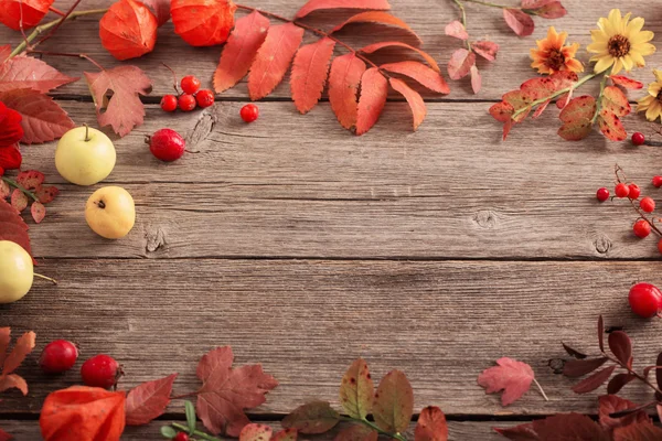 Hojas de otoño sobre fondo de madera —  Fotos de Stock