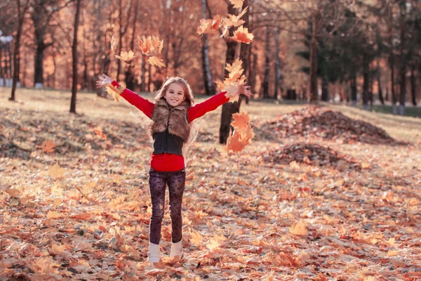 快乐的女孩与秋天的树叶 — 图库照片