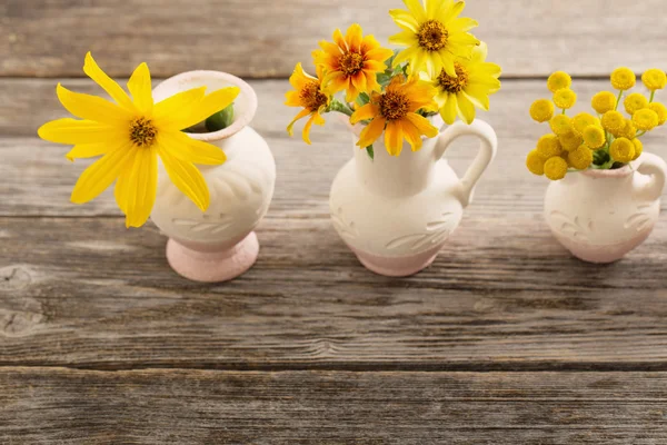 Natureza morta com flores amarelas — Fotografia de Stock