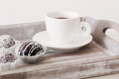 Kupası ahşap tepsi ile tatlı çikolatalı kek