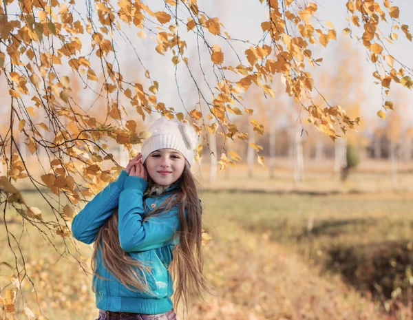 Menina feliz com folhas de outono — Fotografia de Stock