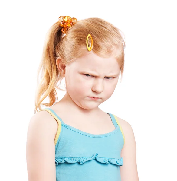 Pequeña niña enojada sobre fondo blanco — Foto de Stock