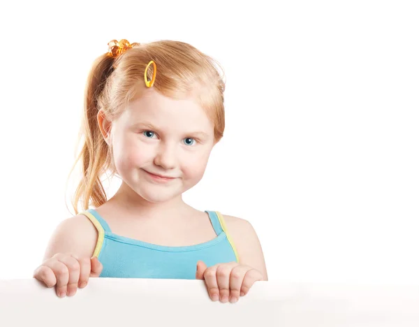 Menina sorridente segurando folha branca de um papel, isolado em branco — Fotografia de Stock