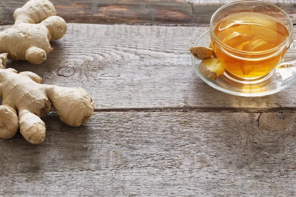 Zázvorový čaj na dřevěný stůl — Stock fotografie