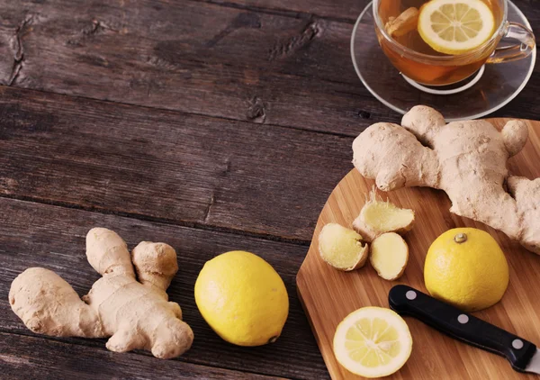 Tazza di tè allo zenzero con limone — Foto Stock