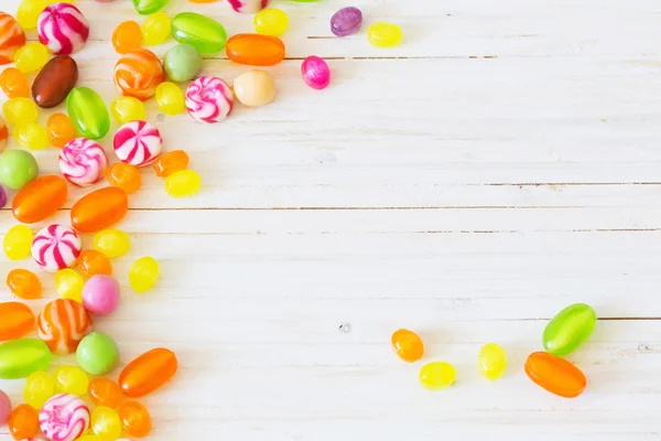 Variedade de doces em um fundo de madeira — Fotografia de Stock