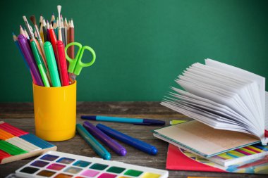 Okul ahşap masada duruyor.