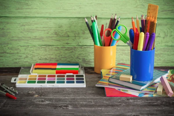 Scuola fissa su tavolo in legno — Foto Stock