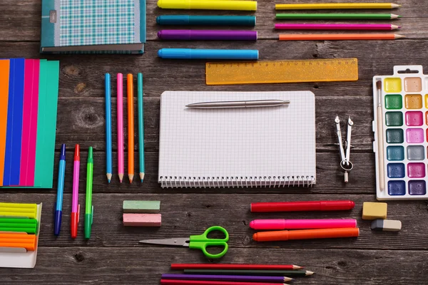 Ahşap arka planda okul kavramına geri dön