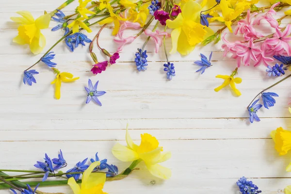 Flores sobre fondo de madera blanco —  Fotos de Stock