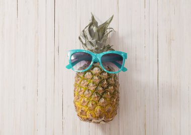 Ahşap arka plan üzerinde olgunlaşmış ananas