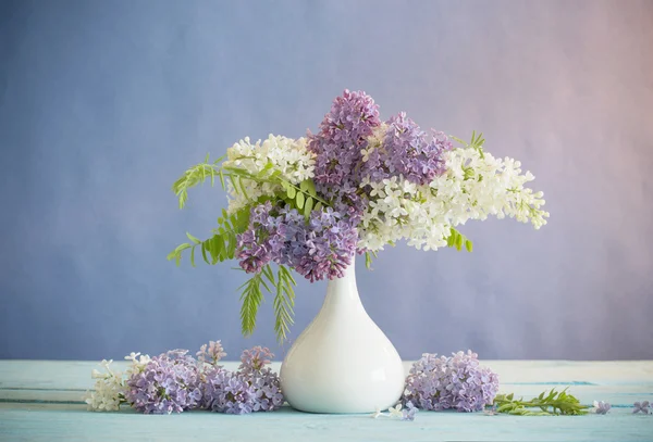 Stilleben med en blommande gren av lila — Stockfoto