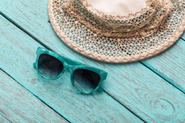 Yaz öğeler ahşap arka plan üzerinde