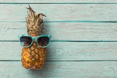 Eski ahşap bir masa üzerinde olgunlaşmış ananas