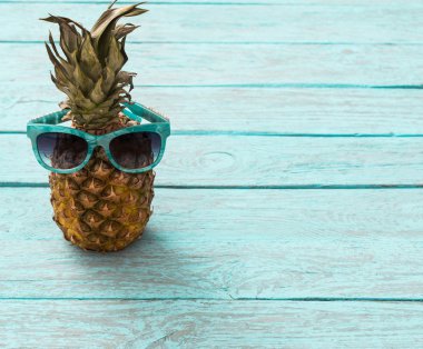 Eski ahşap bir masa üzerinde olgunlaşmış ananas