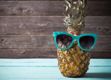 Eski ahşap bir masa üzerinde olgunlaşmış ananas