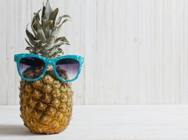 Ahşap arka plan üzerinde olgunlaşmış ananas