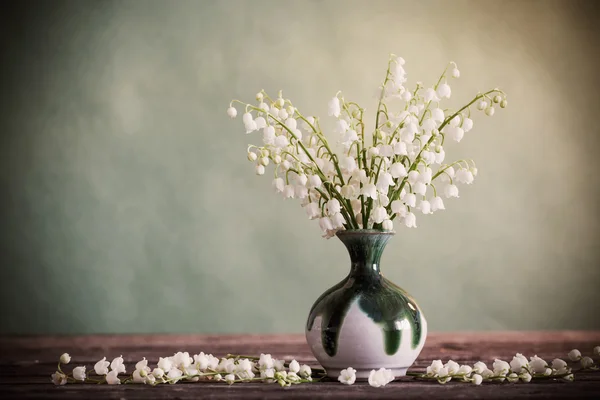 在木制桌子上花瓶里的百合花 — 图库照片