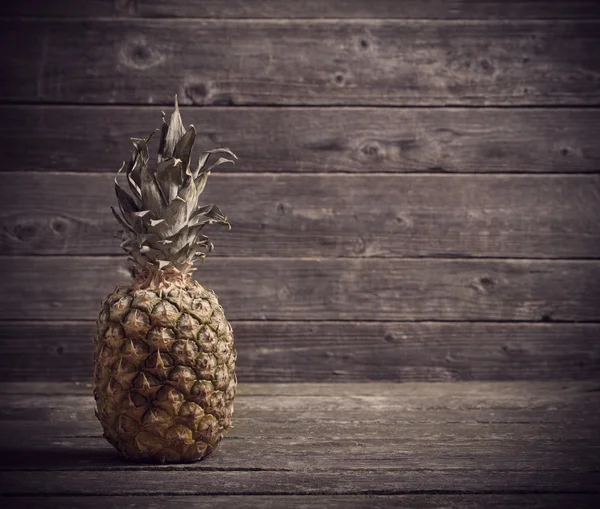 Ananas sur fond bois — Photo