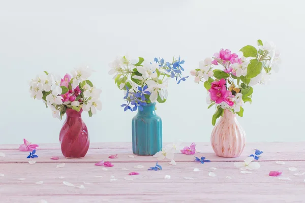 白い花瓶の美しい花 — ストック写真