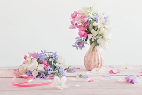 Beautiful ripe apples and branches in vase on white — Stock Photo, Image