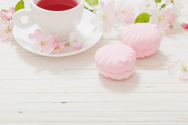 Té rojo con flores sobre fondo blanco de madera —  Fotos de Stock