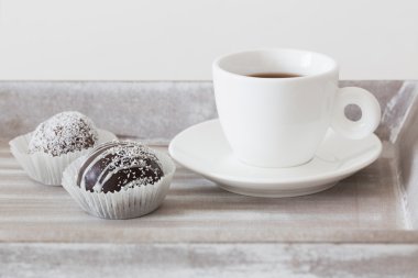 Kupası ahşap tepsi ile tatlı çikolatalı kek