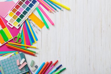 Beyaz ahşap zemin üzerinde geri kompozisyon okul