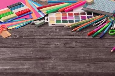 Ahşap arka planda okul kavramına geri dön