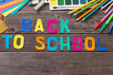 Ahşap arka planda okul kavramına geri dön