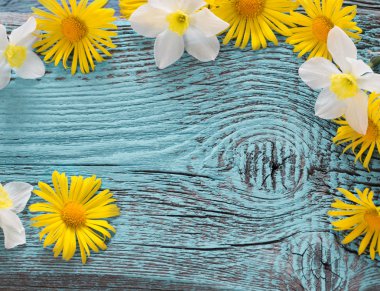 Ahşap arkaplanda çiçekler