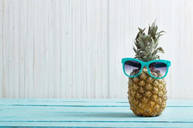 Ahşap arka plan üzerinde olgunlaşmış ananas