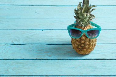 Eski ahşap bir masa üzerinde olgunlaşmış ananas