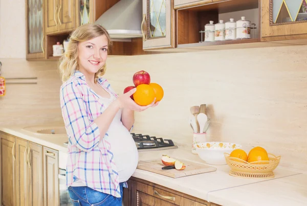 임신한 여자는 부엌에서 — 스톡 사진