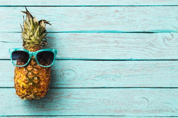 Eski ahşap bir masa üzerinde olgunlaşmış ananas