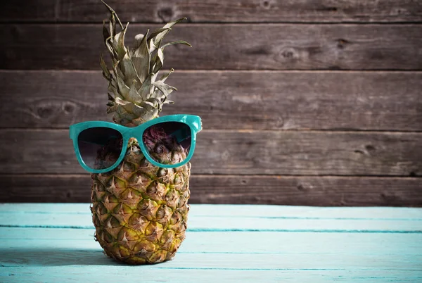 Ananas mûr sur une vieille table en bois — Photo