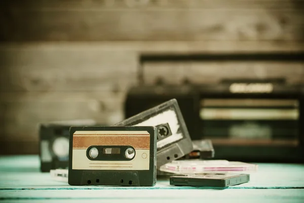 Oude cassettebandje en speler op de houten achtergrond — Stockfoto