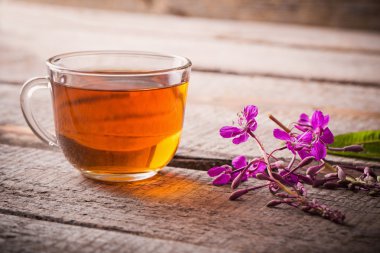 Söğüt-herb ahşap zemin ile çay