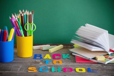 Okul ahşap masada duruyor.